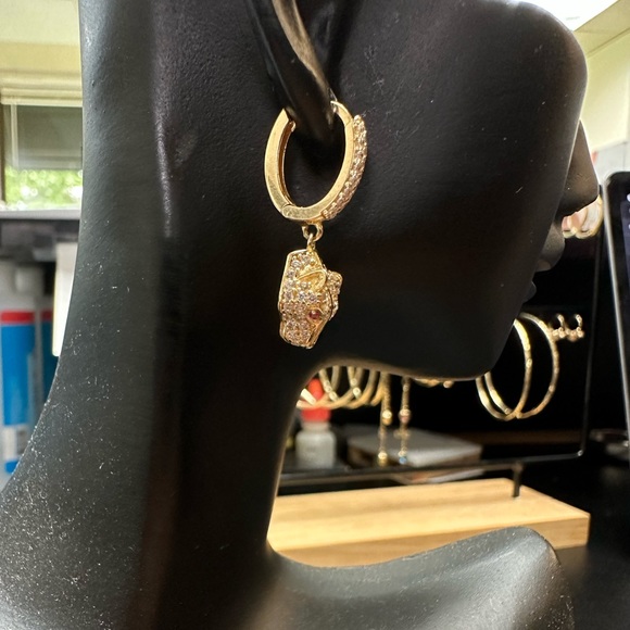 Jewelry - 14k yellow gold Cougar earrings w/zirconium